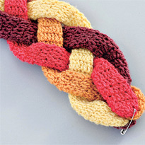 Многоцветный шарф косичка с помпонами. Шаг 1