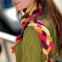 Многоцветный шарф косичка с помпонами. Шаг 4