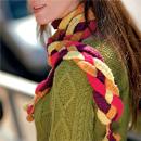 Многоцветный шарф косичка с помпонами