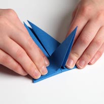 Синий дракончик из бумаги. Оригами. Шаг 22