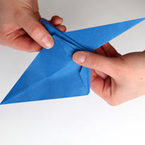Синий дракончик из бумаги. Оригами. Шаг 25