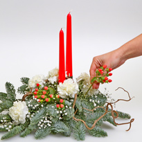 Новогодняя композиция из веток ели, цветов и конфет со свечками. Шаг 10