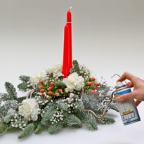 Новогодняя композиция из веток ели, цветов и конфет со свечками. Шаг 11