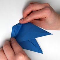Синий дракончик из бумаги. Оригами. Шаг 15