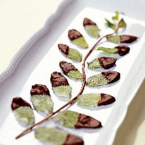 Мятные листья в шоколаде. Шаг 3