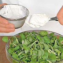 Зеленый салат с яично-сырной заправкой. Шаг №3. Шаг 3