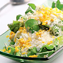 Зеленый салат с яично-сырной заправкой. Шаг 4