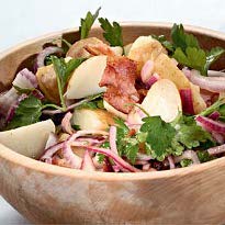 Картофельный салат с красным луком и беконом