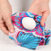 Красим яйца цветной тканью. Шаг 1