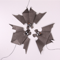 Декор на Хэллоуин: летучая мышь оригами
