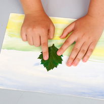 Рисуем с детьми: штампуем листьями. Шаг 3