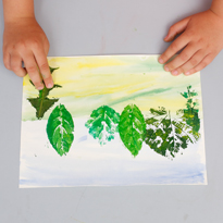 Рисуем с детьми: штампуем листьями. Шаг 4